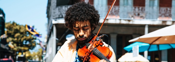 Man playing the violin at an outdoor performance