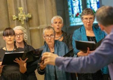 MD Dr Richard Bunzl leads Hepton Singers through an in-person rehearsal, pre-pandemic